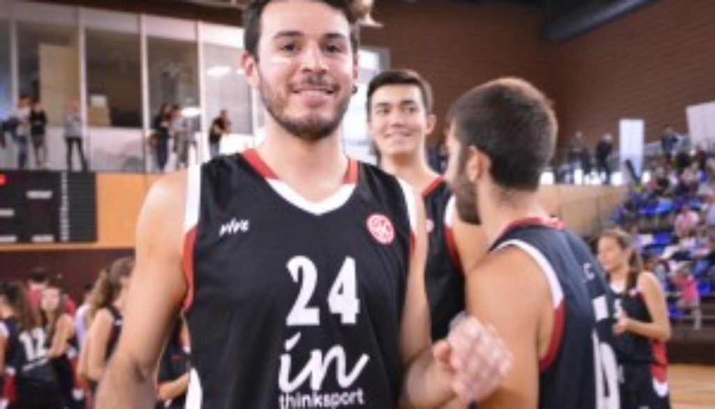 Patrick Reyes defensor del jugador de la UESC temporada 2015-2016