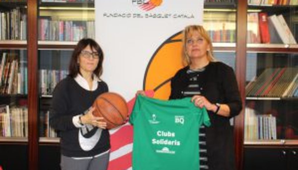 Pilar Blada i Marisol Colet entrega material Fundació Bàsquet Català